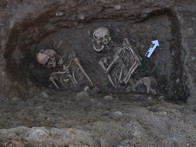 Archeologové odhalili ve Vrchlabí nejstarší stavbu města i přes osmdesát lidských koster.