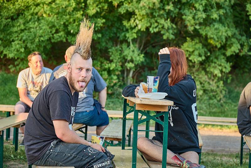 Trutnovské Bojiště patřilo vůbec poprvé punkovému festivalu Pod Parou.