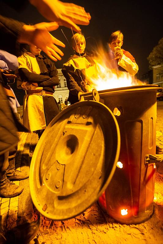 Noc venku 2018 ve Dvoře Králové nad Labem. Lidé si vyzkoušeli jaké je přespávat venku a to i v zimně jen s kartony.