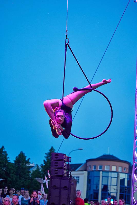 Thula Moon Martin, akrobatka z Havaje, při svém druhém vystoupení na festivalu Cirk-UFF v Trutnově.