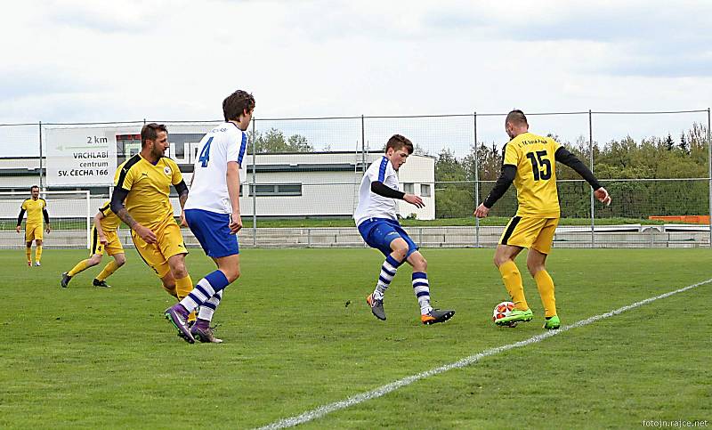 Hráči vrchlabské rezervy si ve 20. kole JAKO I. B třídy vyšlápli na favorita. Výhrou 2:0 sesadili  z druhého místa tabulky Novou Paku. O góly se postarali Vladimír Pokorný a Antonín Zajíc.