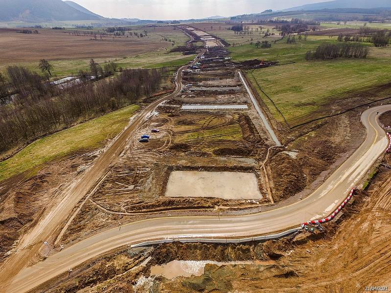 Výstavba úseku rychlostní silnice S3 v Polsku u města Lubawka.