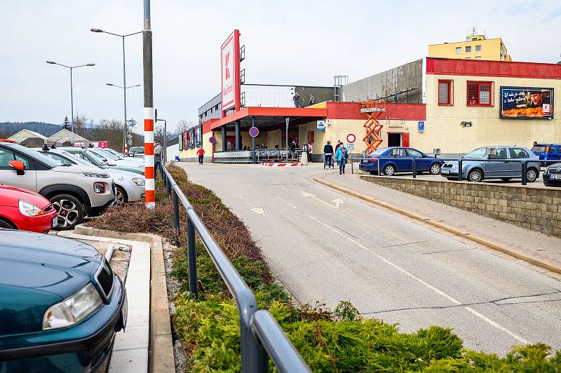 Lidé vyrazili nakupovat do trutnovského Kauflandu ve čtvrtek před velikonočními svátky. Obchodní dům čeká od 12. dubna rekonstrukce.