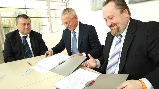ŘEDITEL společenského centra Uffo Libor Kasík (vpravo) a Rudolf Kasper podepsali včera za přítomnosti starosty Ivana Adamce smlouvu o generálním partnerství.