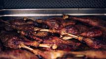 Příprava svatomartinské husy s bramborovým knedlíkem a červeným zelím v kuchyni trutnovského výrobce Adventure Menu.
