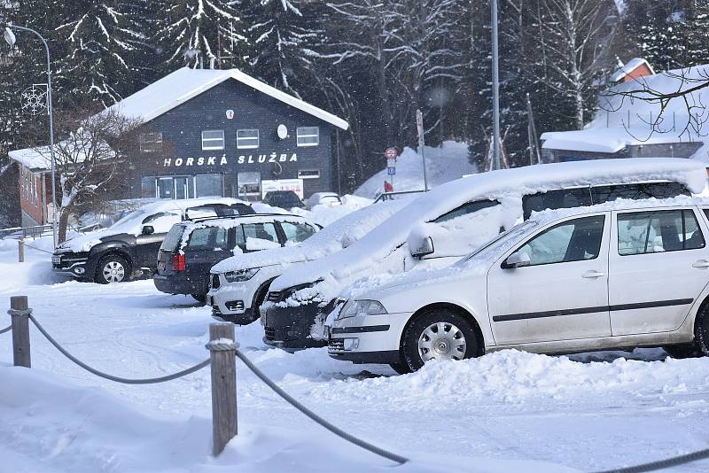 Sobota 13. února 2021 v Peci pod Sněžkou. Lidí je jen poskrovnu, horské středisko je vyprázdněné.
