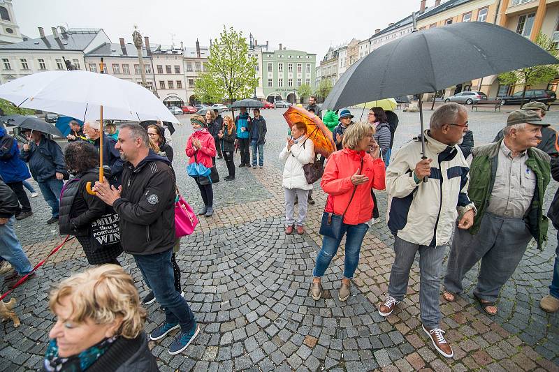 Z protestů proti Babišovi a Benešové v Trutnově.