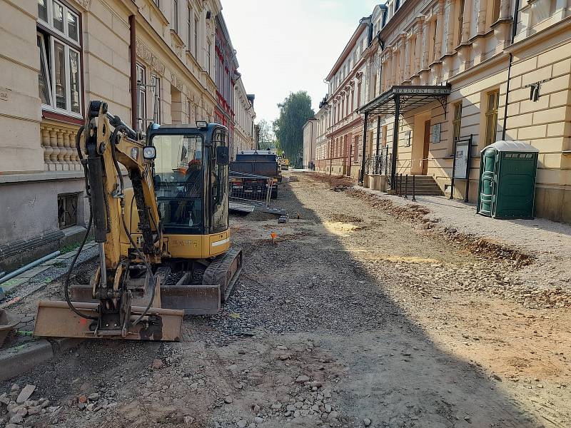 Stav rekonstrukce Národní ulice v Trutnově na začátku srpna 2022.