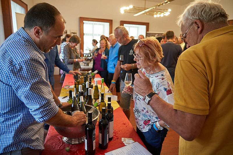 Patnáctý ročník Trutnovských vinařských slavností byl věnován památce Jiřího Frýby, který byl členem pořádajícího spolku Přátelé dobrého vína.