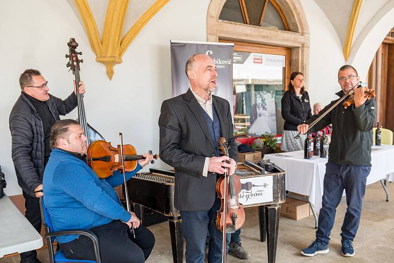 Lidé vyrazili v sobotu na Trutnovské vinařské slavnosti na Krakonošově náměstí.