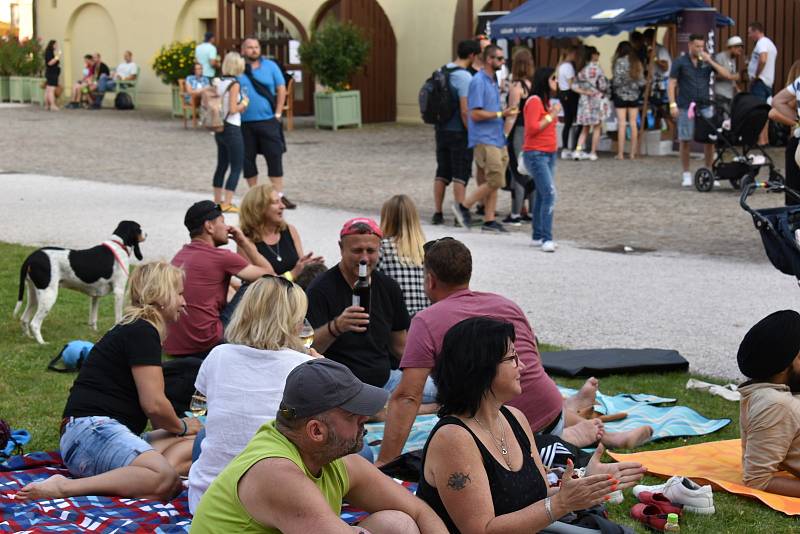 Letošní ročník Vinobraní na Kuksu byl jiný než ty předchozí. Víno neteklo po kaskádovém schodišti, stánky byly rozdělené do čtyř sektorů.