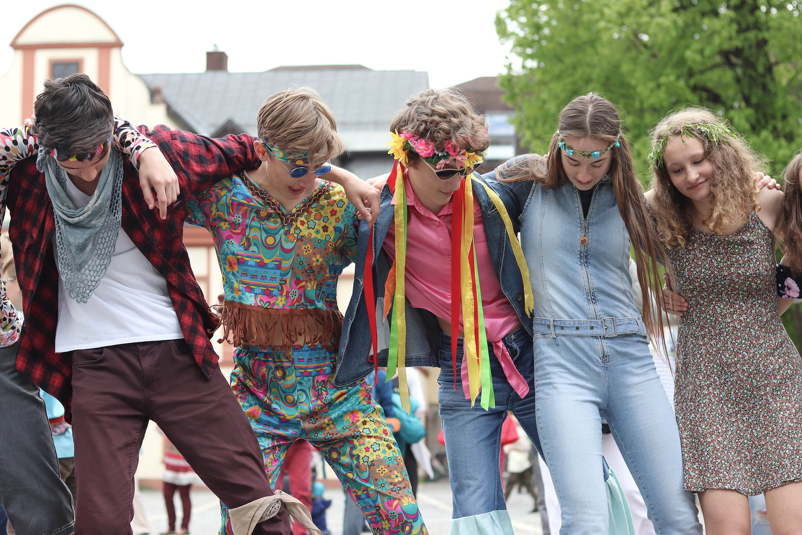 Hippies v ulicích Vrchlabí. Květinové děti si užily Majáles - Krkonošský  deník