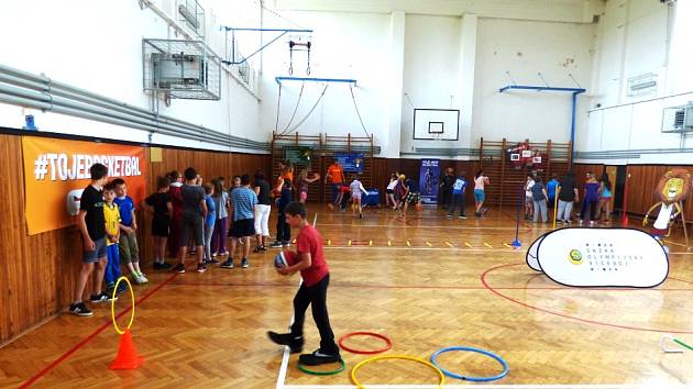 MÍSTO UČENÍ BASKETBAL. Žáci třemešenské základní školy dostali odměnu za úspěch v soutěži, která do jejich tělocvičny přivedla osobnosti sportu, který se hraje pod bezednými koši.
