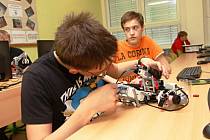 S roboty může být škola hrou