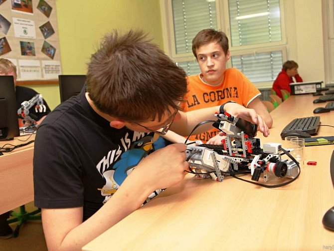 S roboty může být škola hrou