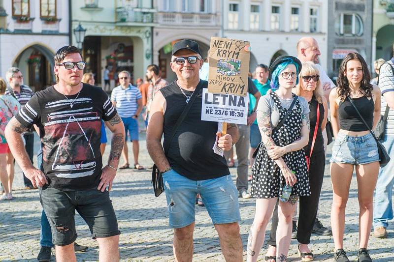 Z trutnovské demonstrace proti Babišovi.