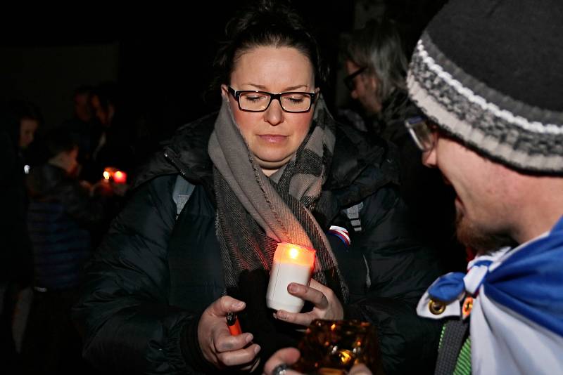 Celou neděli desítky lidí zapalovaly svíčky u chalupy Václava Havla na Hrádečku ve Vlčicích.