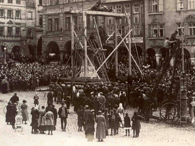 Symbol monarchie, sochu Josefa II., odstranili Češi v Trutnově v roce 1923. Uložena je dnes v muzeu.