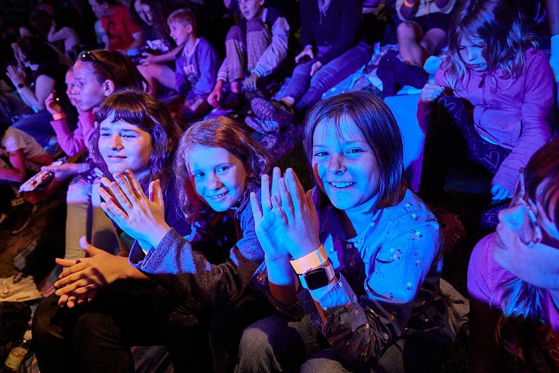 Koncert písničkáře Pokáče zahájil Kulturní léto na Štěrbově vile na Přehradě Les Království.