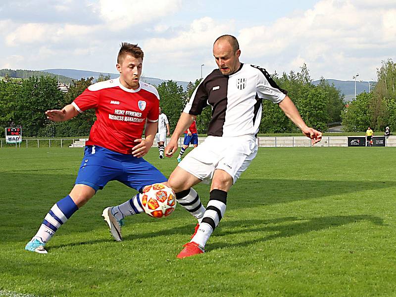 Dva slepené góly rozhodly zajímavý souboj vrchlabské rezervy (červené dresy) se Sokolem Bílá Třemešná (2:0).