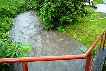 Rozvodněný potok v Lamperticích na Trutnovsku