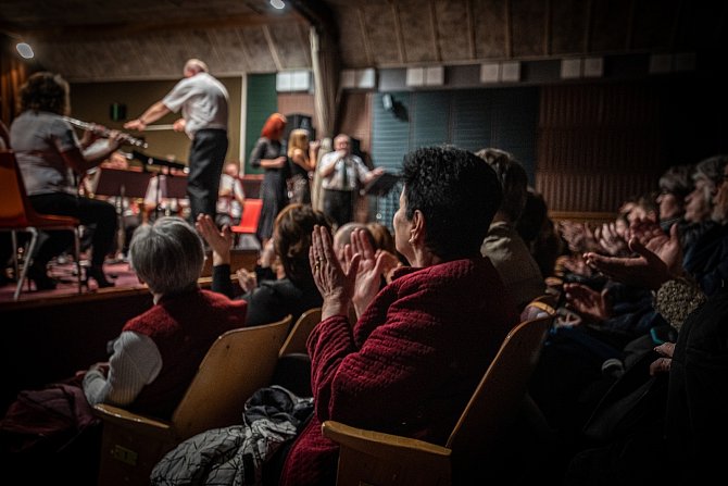 Malý jarní koncert Koletovy hornické hudby ve Rtyni v Podkrkonoší.