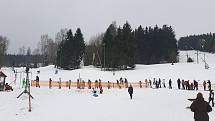 Do skiareálu v Radvanicích vyrazily letos převážně rodiny s dětmi. Hlavní sjezdovku přepůlil plotem majitel pozemku.