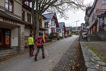 Turisté procházejí 22. října 2020 prázdným centrem Špindlerova Mlýna během nouzového stavu.