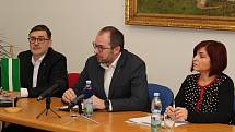 Královédvorský starosta Jan Jarolím (uprostřed) hovoří o další strategii v kauze ČOV.