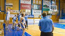 Velká radost po velkém vítězství. Basketbalistky Trutnova vyhrály nad Nymburkem 82:79 po trojce Kateřiny Kozumplíkové v poslední vteřině zápasu.