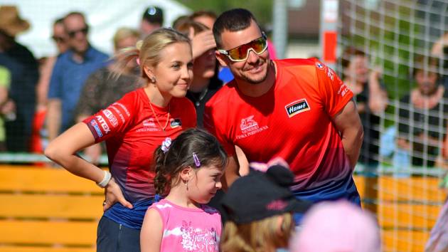 Přítomnost Terezy Voborníkové a Michala Krčmáře potěšila více jak tři stovky zúčastněných při slavnostním otevření víceúčelového hřiště v Dolní Kalné.