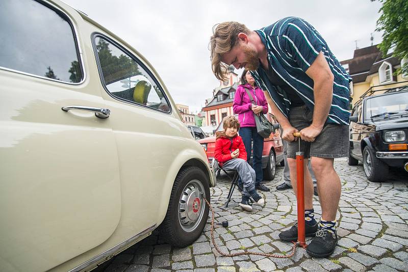 Polské fiátky se předvedly na vrchlabském náměstí.