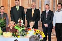 Někdejší ředitel Barevných domků Hajnice Vít Petira (druhý zleva), vedle něj místní politici - Pavel Trpák a Robin Böhnisch z ČSSD a Zdeněk Ondráček z KSČM. Snímek je z roku 2013 a byl pořízen v Domově pro seniory v Pilníkově.