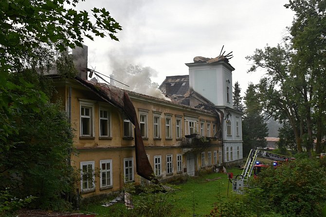 Barokní zámek v Horním Maršově po nedělním požáru.