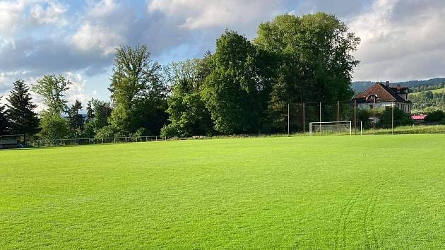 Trávník na stadionu Rtyně v Podkrkonoší ve středu místy podmáčený byl, sudí jej však označili za regulérní. Domácí přesto hrát odmítli.