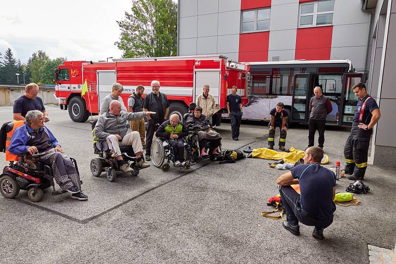 Výlet do Vrchlabí k hasičům a zdravotnickým záchranářům.