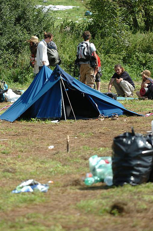 V pondělí bylo ještě v areálu na Bojišti živo. Především se po návštěvnících festivalu Open Air Trutnov uklízelo.