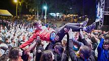 Rozdovádění fanoušci skáčou z pódia při festivalu Obscene Extreme v Trutnově.