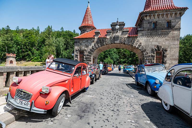 Národní sraz Citroënů 2CV, lidově zvaných kachen.