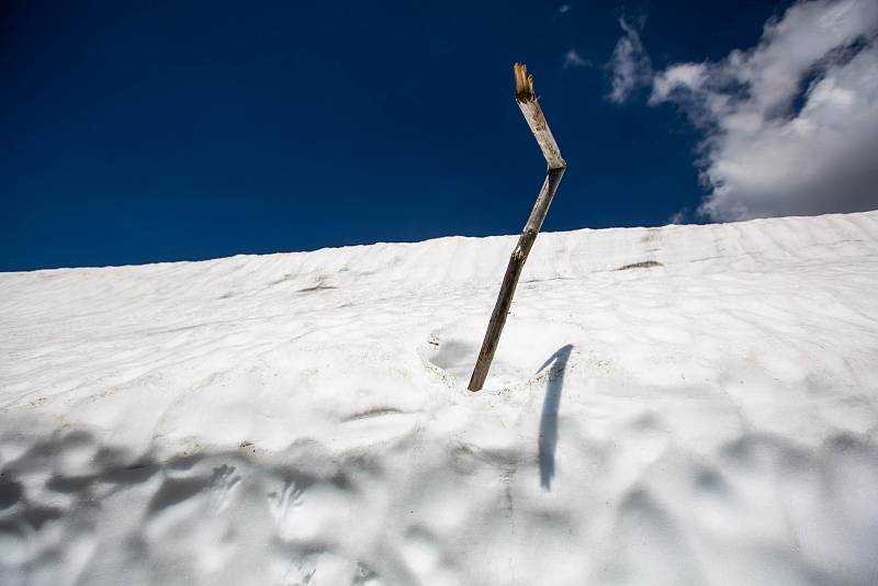 Tropické počasí v nížinách a na hřebenech Krkonoš se stále drží v některých místech i několik metrů sněhu.