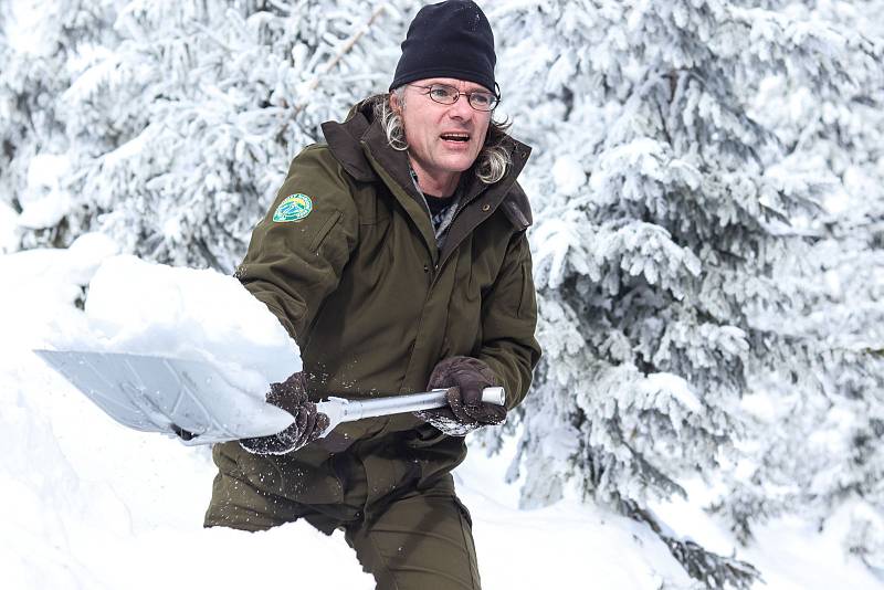 Měření rekordní výšky sněhu v Labském dole v Krkonoších.