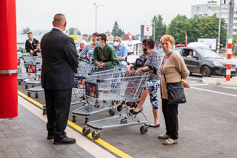 Trutnovská prodejna obchodního řetězce Kaufland přivítala ve středu 14. července první zákazníky při otevření po rekonstrukci.