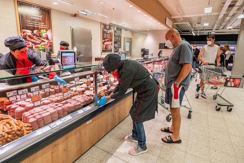 Trutnovská prodejna obchodního řetězce Kaufland přivítala ve středu 14. července první zákazníky při otevření po rekonstrukci.