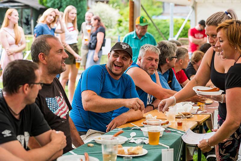 Desátého ročníku Párkyády v Petříkovicích u Trutnova se zúčastnil rekordní počet 35 účastníků.