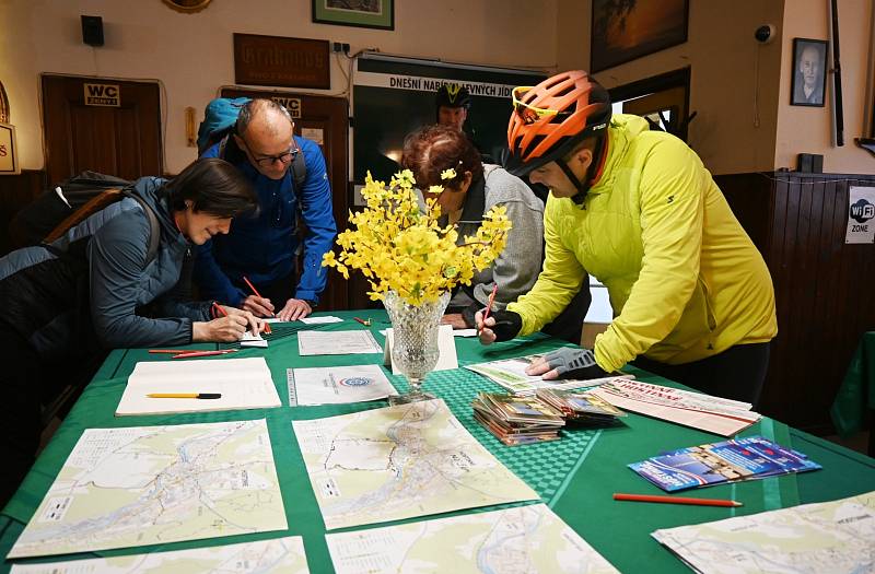 Pochod Karla Klíče pořádal 20. května KČT Hostinné. Nabídl sedm tras pro pěší i cyklisty. Počasí bylo parádní a akci si užilo 145 účastníků.