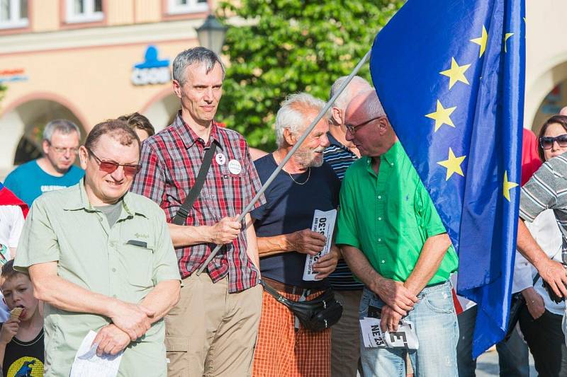 Z trutnovské demonstrace proti Babišovi.