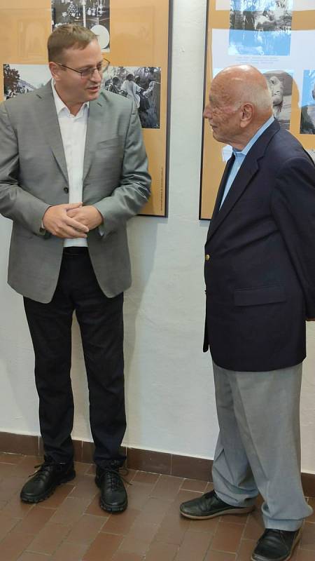 Vernisáže v Muzeu Podkrkonoší v Trutnově se zúčastnil i velvyslanec Česka v Egyptě Jan Fulík (vlevo) a potomek pokračovatele fotografického obchodu v Egyptě a propagátor tvorby Rudolfa Lehnerta Edouard Lambelet ze Švýcarska
