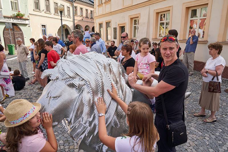 Z vernisáže trutnovského projektu Sochy ve městě.