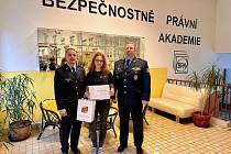 Studentka jedné ze středních škol na Trutnovsku zabránila obtěžování nezletilých dívek. Její odvahu a odhodlání ocenilo Krajského ředitelství policie Královéhradeckého kraje.