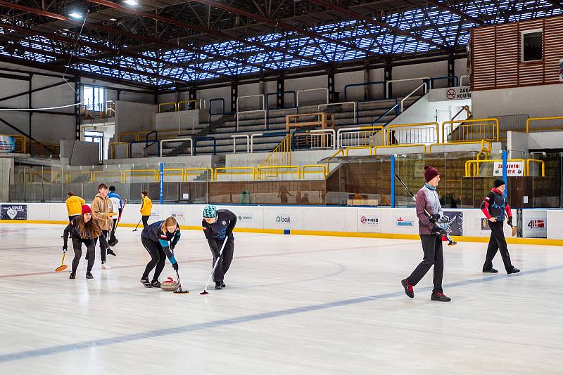 Na zimním stadionu v Trutnově se hrál v sobotu Krkonošský pohár v curlingu.